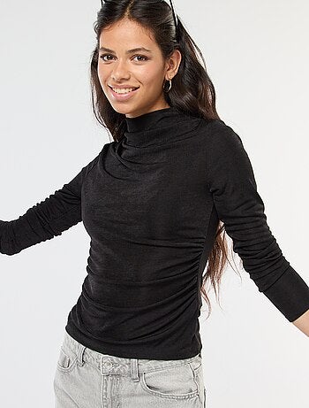 Camiseta lisa de material fluido con cuello alto