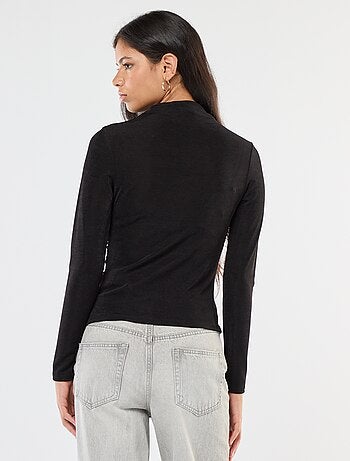 Camiseta lisa de material fluido con cuello alto