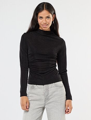 Camiseta lisa de material fluido con cuello alto