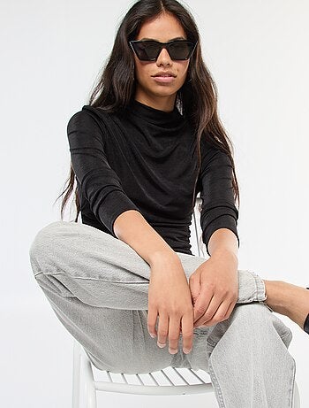 Camiseta lisa de material fluido con cuello alto