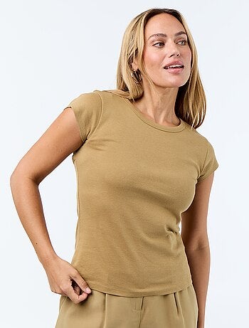 Camiseta lisa escotada en la espalda y de manga corta