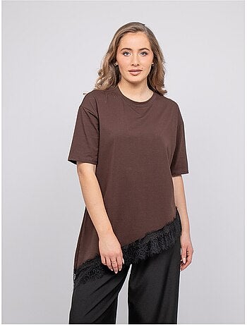 Camiseta oversize asimétrica con ribete de encaje forinel