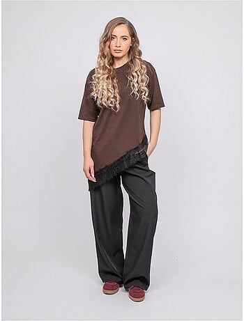 Camiseta oversize asimétrica con ribete de encaje forinel
