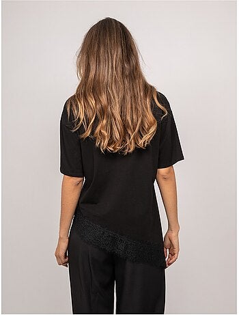 Camiseta oversize asimétrica con ribete de encaje forinel