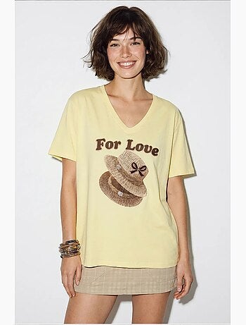 Camiseta oversize con cuello de pico y estampado lucci
