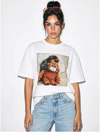 Camiseta oversize estampada de cuello redondo con detalle de accesorio lucci