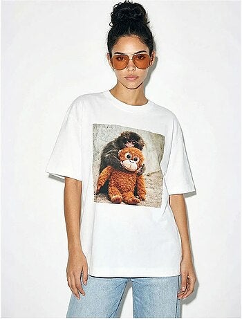Camiseta oversize estampada de cuello redondo con detalle de accesorio lucci