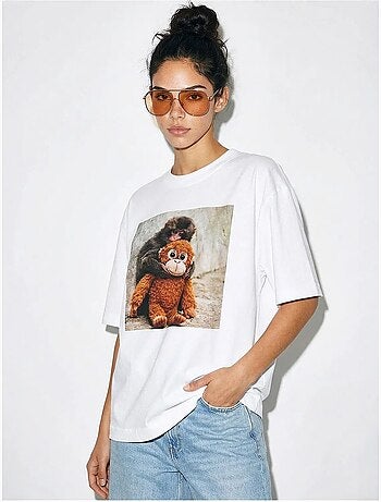 Camiseta oversize estampada de cuello redondo con detalle de accesorio lucci
