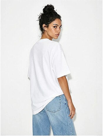 Camiseta oversize estampada de cuello redondo con detalle de accesorio lucci