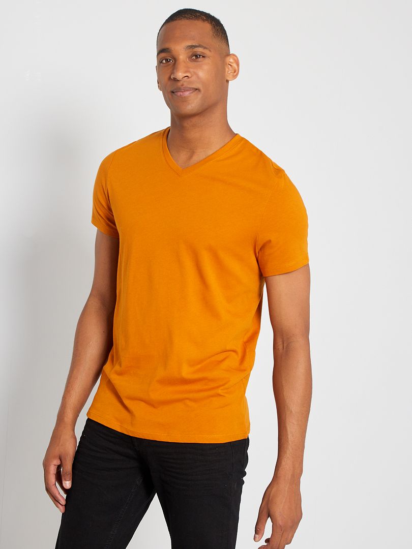 Camiseta regular de algodón con cuello de pico marrón - Kiabi