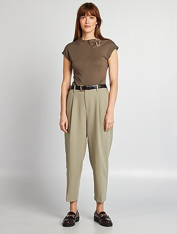 Camiseta satinada con hebilla metálica en el cuello