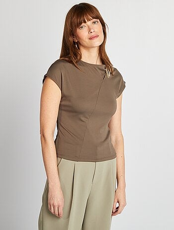 Camiseta satinada con hebilla metálica en el cuello