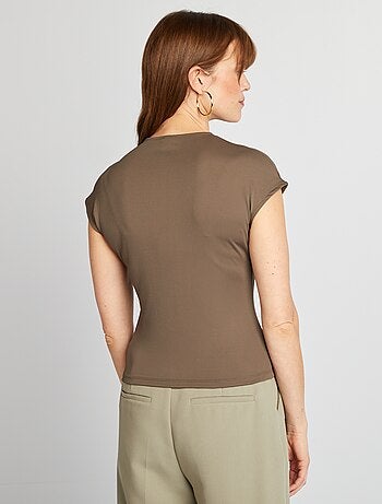 Camiseta satinada con hebilla metálica en el cuello