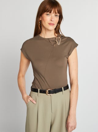 Camiseta satinada con hebilla metálica en el cuello
