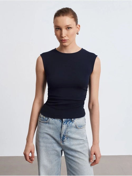 Camiseta sin mangas acanalada de cuello redondo, corte slim dilvin - Kiabi Camiseta sin mangas acanalada de cuello redondo, corte slim dilvin - Kiabi