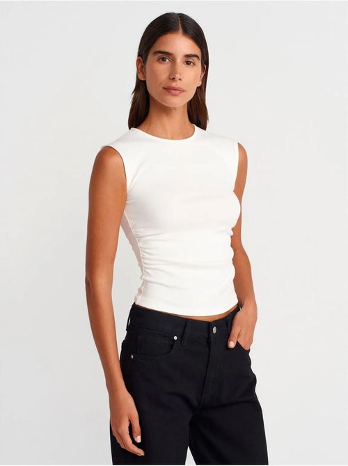 Camiseta sin mangas acanalada de cuello redondo, corte slim dilvin - Kiabi Camiseta sin mangas acanalada de cuello redondo, corte slim dilvin - Kiabi