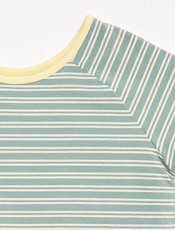 Camiseta sin sentido y reversible de manga corta