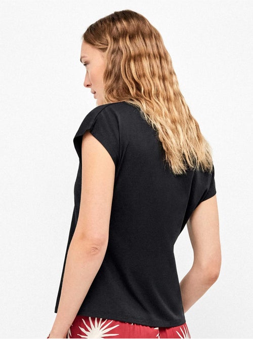 Camiseta sisa con escote pico en algodón y modal - Kiabi Camiseta sisa con escote pico en algodón y modal - Kiabi