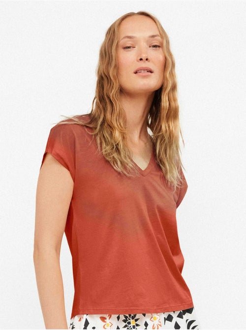 Camiseta sisa con escote pico en algodón y modal - Kiabi Camiseta sisa con escote pico en algodón y modal - Kiabi