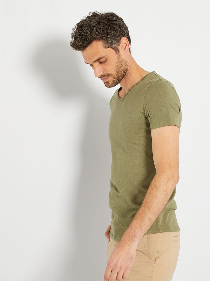 Camiseta slim con cuello de pico verde liquen - Kiabi