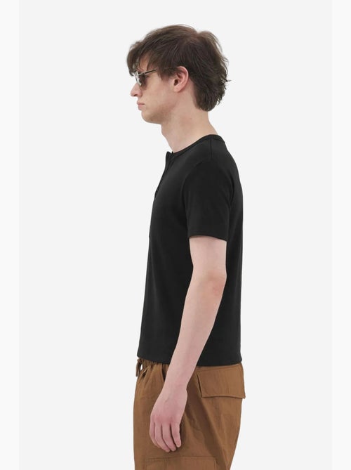 Camiseta slim fit con cuello redondo y botones giesto - Kiabi Camiseta slim fit con cuello redondo y botones giesto - Kiabi