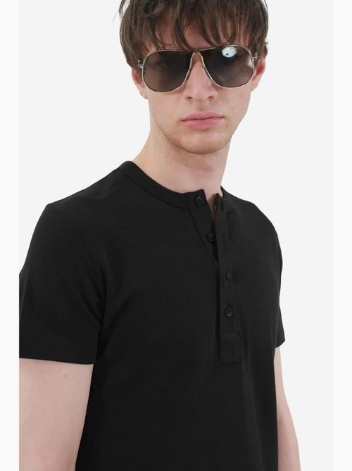 Camiseta slim fit con cuello redondo y botones giesto - Kiabi Camiseta slim fit con cuello redondo y botones giesto - Kiabi