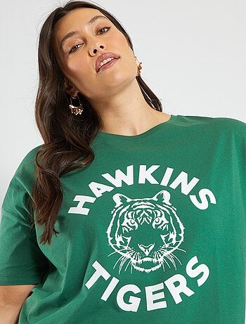 Camiseta 'Stranger Things' 'Hawkins' con sisa baja - Kiabi