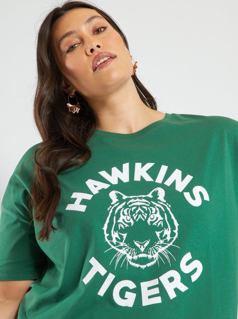 Camiseta 'Stranger Things' 'Hawkins' con sisa baja VERDE - Kiabi