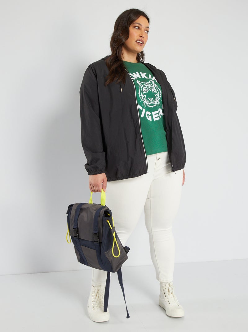 Camiseta 'Stranger Things' 'Hawkins' con sisa baja VERDE - Kiabi