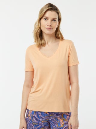 Camiseta vaporosa con cuello de pico