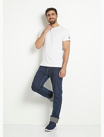 Camisetas con cuello redondo y logotipo en el hombro.