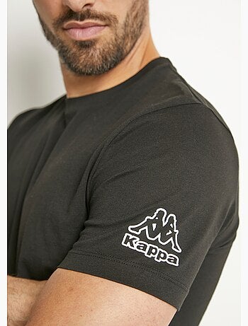 Camisetas con cuello redondo y logotipo en el hombro.