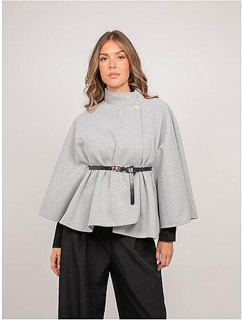 Capa con cinturón, cuello alto y mangas acampanadas urolie
