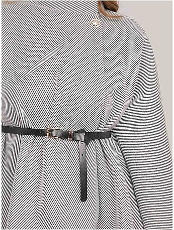 Capa con cinturón, cuello alto y mangas acampanadas urolie