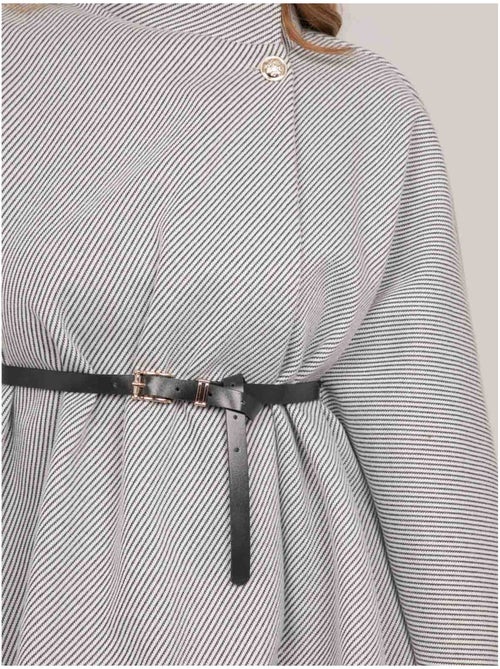 Capa con cinturón, cuello alto y mangas acampanadas urolie - Kiabi