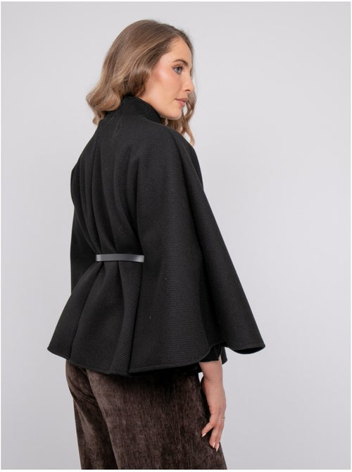Capa con cinturón, cuello alto y mangas acampanadas urolie - Kiabi Capa con cinturón, cuello alto y mangas acampanadas urolie - Kiabi