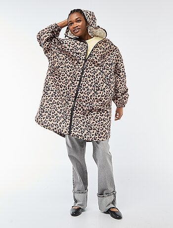 Capa de lluvia repelente al agua con capucha