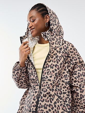 Capa de lluvia repelente al agua con capucha