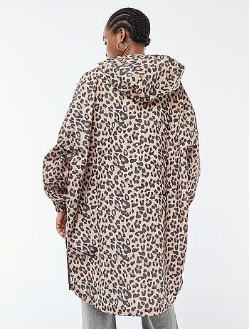 Capa de lluvia repelente al agua con capucha