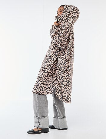 Capa de lluvia repelente al agua con capucha