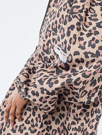 Capa de lluvia repelente al agua con capucha