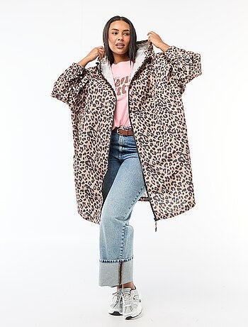 Capa de lluvia repelente al agua con capucha