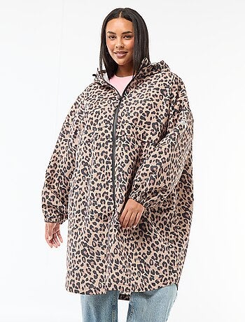 Capa de lluvia repelente al agua con capucha