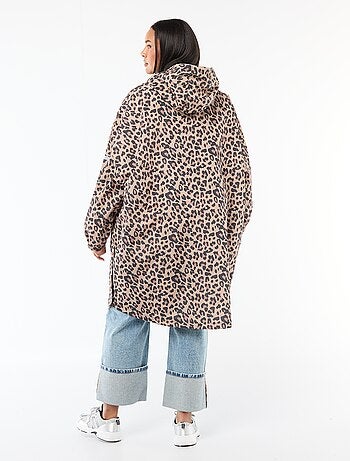 Capa de lluvia repelente al agua con capucha