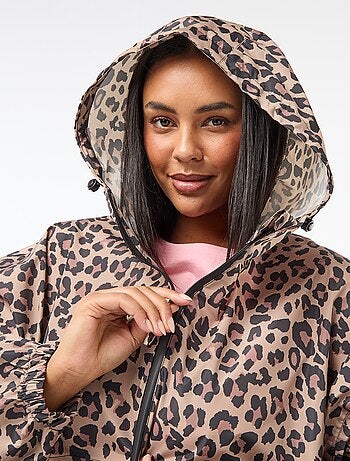 Capa de lluvia repelente al agua con capucha