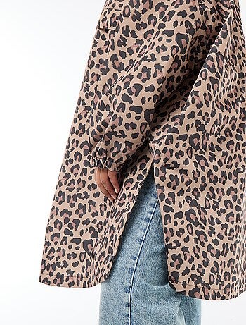 Capa de lluvia repelente al agua con capucha