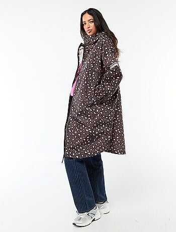 Capa de lluvia repelente al agua con capucha