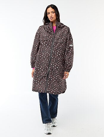 Capa de lluvia repelente al agua con capucha