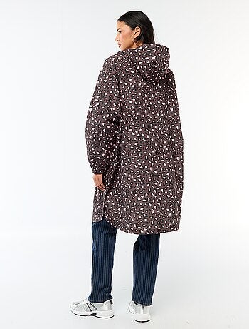 Capa de lluvia repelente al agua con capucha