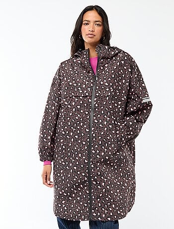 Capa de lluvia repelente al agua con capucha